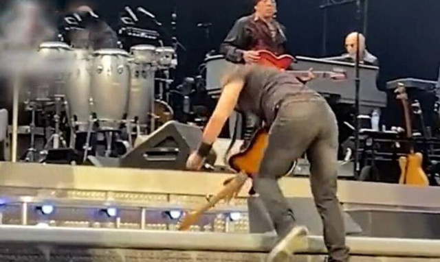 Μπρους Σπρίνγκστιν: Η τούμπα του σε συναυλία στο Άμστερνταμ (vid)