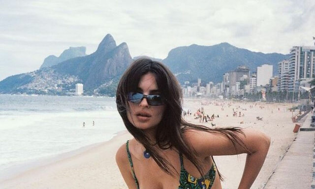 Έμιλι Ραταϊκόφσκι: Ποζάρει με καυτό μαύρο μπικίνι σε «τροπικό» δωμάτιο - Πήρε «φωτιά» το Instagram