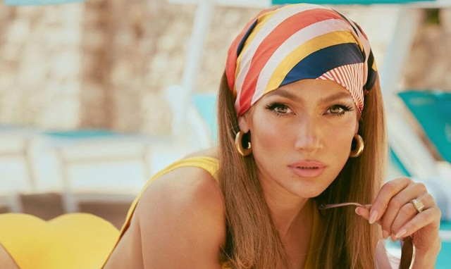 Τζένιφερ Λόπεζ: Ποζάρει με μαγιό στα 53 της και δείχνει πιο λαμπερή από ποτέ