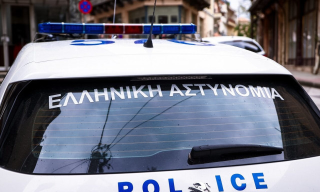 Απειλούσε με μαχαίρι περαστικούς μέχρι που… έπεσε πάνω σε αστυνομικό εκτός υπηρεσίας