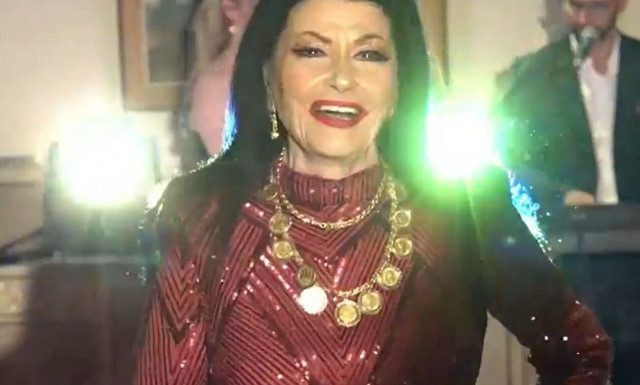 Ζωζώ Σαπουντζάκη: Φωτογραφίες υπερπαραγωγή από το πάρτι για τα 90α γενέθλιά της