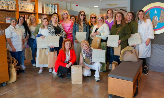 Ξενάγηση δημοσιογραφικής αποστολής στο μουσείο Ούζου «ο Κόσμος του Ούζου» στο Πλωμάρι