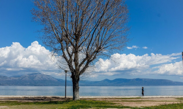 Καιρός: Βροχές και καταιγίδες σήμερα – Ανεβαίνει η θερμοκρασία το τριήμερο του Αγίου Πνεύματος