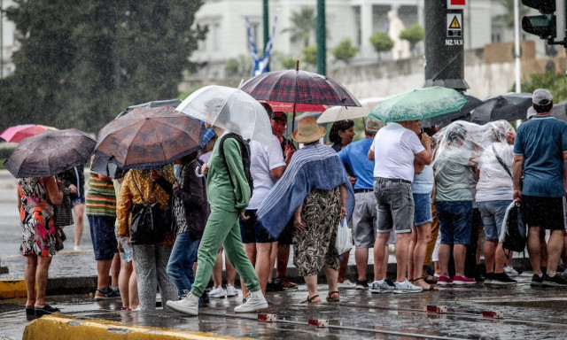 Καιρός: «Άνοιξαν οι ουρανοί» στα δυτικά προάστια της Αττικής - Πού θα ξεσπάσουν καταιγίδες