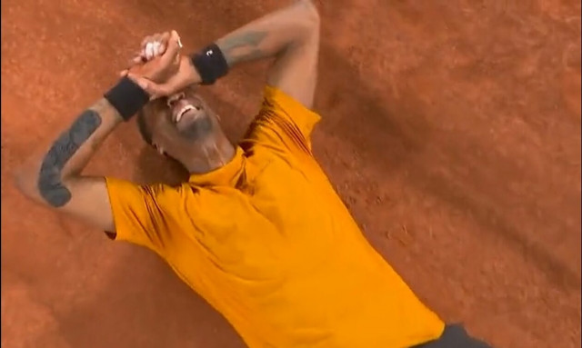 Η πιο συγκλονιστική στιγμή του Roland Garros - Ο 36χρονος Μονφίς νίκησε σε αγώνα 4 ωρών και λύγισε