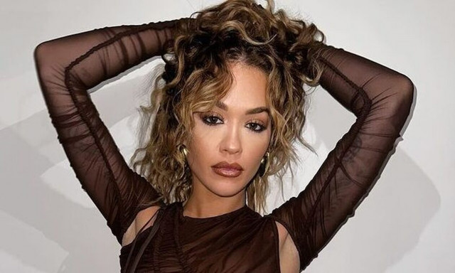 Ρίτα Όρα: Ποζάρει γυμνή μέσα στη σάουνα