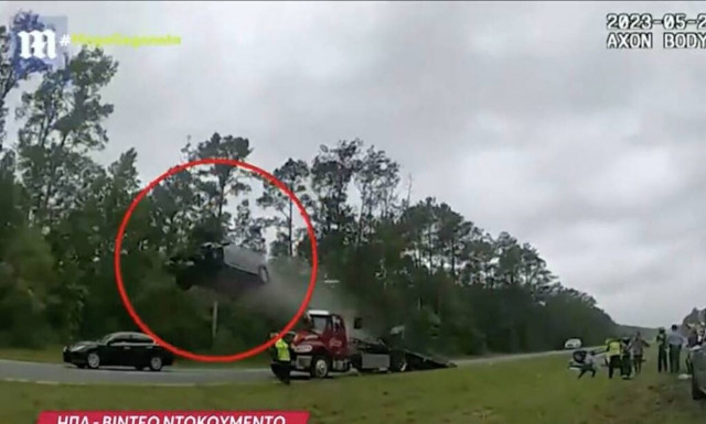 ΗΠΑ: Αυτοκίνητο εκτινάσσεται στον αέρα πριν προσγειωθεί σε άλλο όχημα - Στο νοσοκομείο η οδηγός