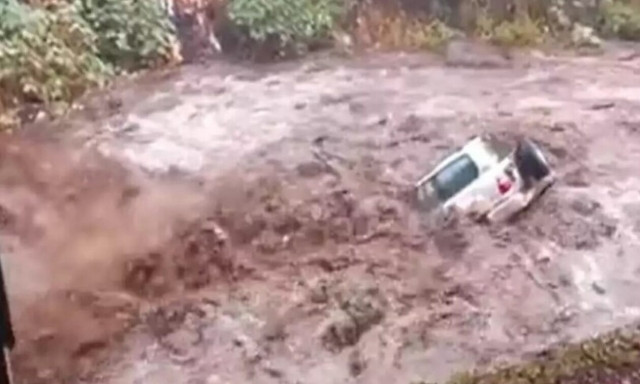 Βίντεο: Χείμαρρος παρασύρει τζιπ και ο οδηγός πηδάει από παράθυρο για να σωθεί