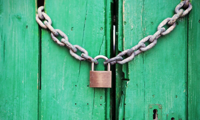 Άγιος Ελευθέριος: Το μαγαζί της βγήκε σε πλειστηριασμό και τώρα της κάνουν έξωση