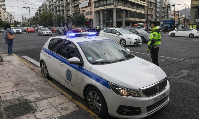 Μοτοσικλετιστής παρέσυρε γυναίκα και παιδί στην Κηφισίας