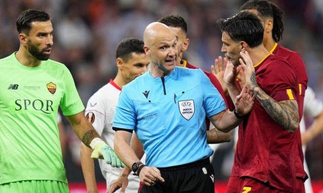Europa League: Χαμός με τον διαιτητή του τελικού - Φίλοι της Ρόμα του πέταξαν καρέκλα στο αεροδρόμιο