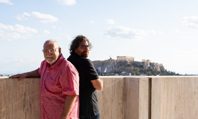 Χόρχε και Ντεμιάν Μπουκάι με φόντο την Ακρόπολη