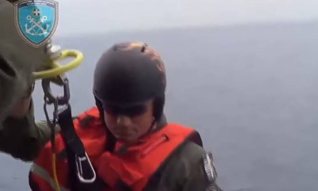Σύγκρουση πλοίων στη Χίο: H στιγμή που ο Έλληνας διασώστης κατεβαίνει στο τουρκικό κατάστρωμα