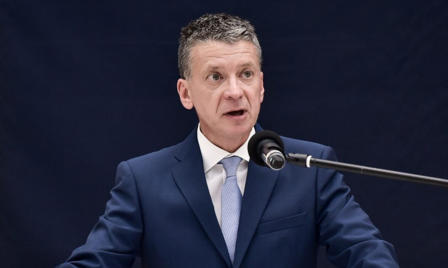 Shipping Minister Kliaris visits Piraeus Port ahead of long weekend