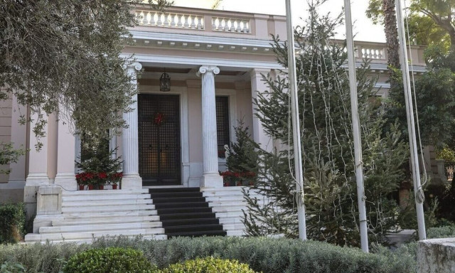 Ο υπηρεσιακός πρωθυπουργός είχε σύσκεψη στο Μαξίμου με υπουργούς