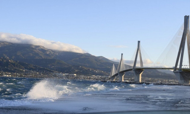 Πάτρα: Οδηγός κατέληξε με το αυτοκίνητό της στη θάλασσα - Βγήκε στη στεριά κολυμπώντας