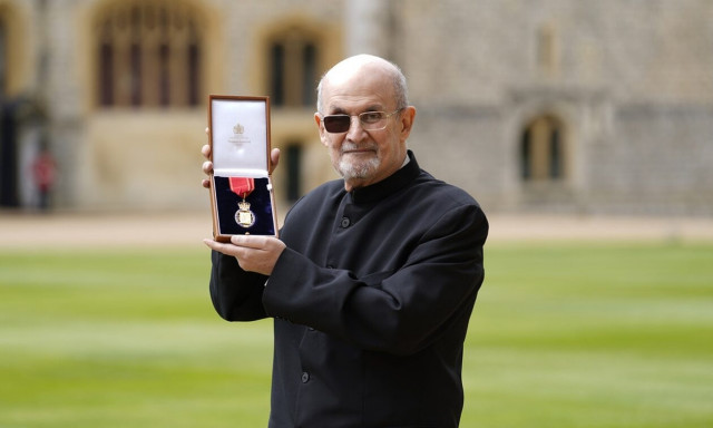 Σαλμάν Ρούσντι: Θα γράψει βιβλίο για την επίθεση που δέχθηκε με μαχαίρι - «Πρέπει να το ξεπεράσω»