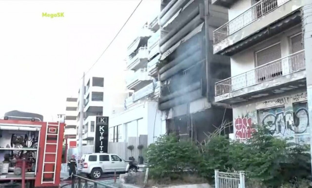 Άλιμος: Υπό έλεγχο η φωτιά σε κατάστημα - Αποκαθίσταται η κυκλοφορία στη λεωφόρο Ποσειδώνος