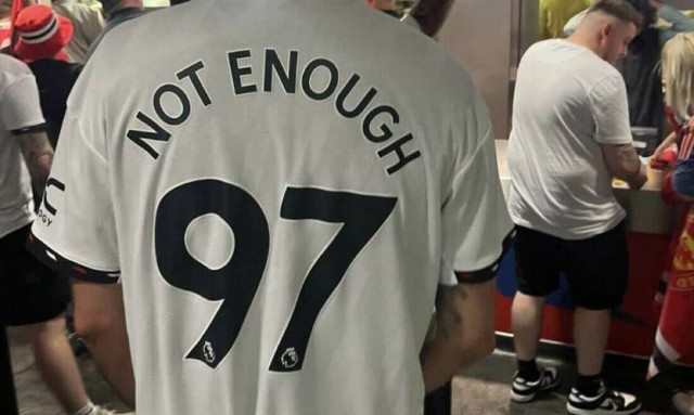 Συνελήφθη οπαδός της Μάντσεστερ Γιουνάιτεντ για εξοργιστική φανέλα