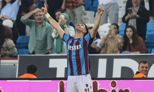 Αγωνία στην Εθνική, αποχώρησε τραυματίας ο Μπακασέτας