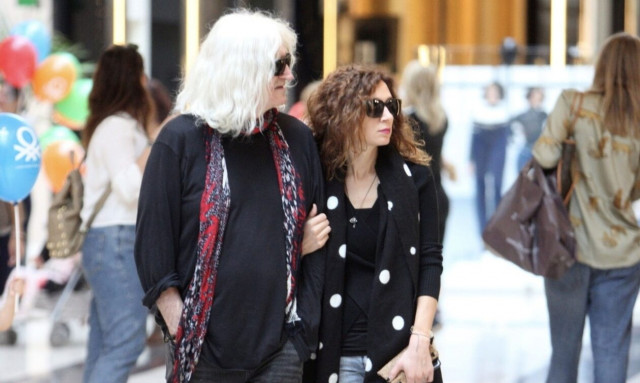 Έλενα Φερεντίνου: Δείχνει το πρόσωπο του γιου της με τον Νίκο Καρβέλα