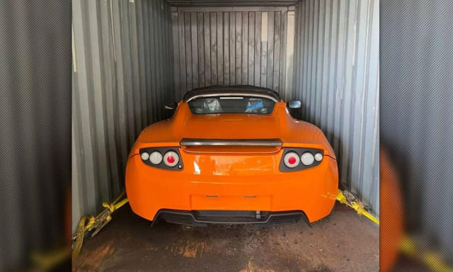 Τρία ολοκαίνουργια Tesla Roadster ανακαλύφθηκαν στην Κίνα