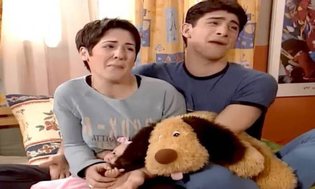 Κοκκινομάλλα, έτοιμη για GNTM:Η εντυπωσιακή κόρη της Αφροδίτης του «Άκρως Οικογενειακόν»