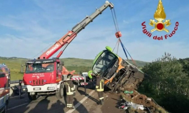 Ιταλία: Λεωφορείο με 38 επιβάτες έπεσε σε γκρεμό - Ένας νεκρός και 14 τραυματίες