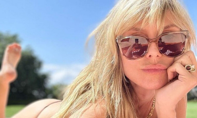 Χάιντι Κλουμ: Ποζάρει ξανά topless και «κόβει» την ανάσα