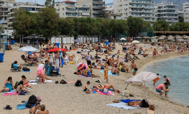 Ξεχύθηκαν στις παραλίες οι Αθηναίοι - «Βούλιαξαν» από λουόμενους Φλοίσβος και Άλιμος