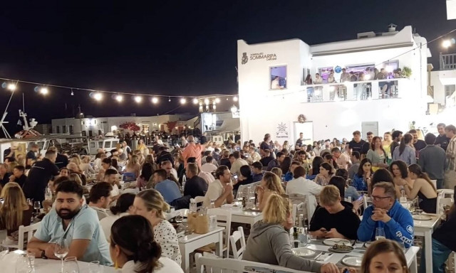 Πάρος: «Πρόβα τζενεράλε» για το φετινό καλοκαίρι - Πλημμύρισε από κόσμο η Νάουσα