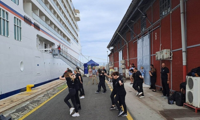 Θεσσαλονίκη: Με συρτάκι και παραδοσιακό κουλούρι υποδέχθηκαν τους επιβάτες κρουαζιεροπλοίων