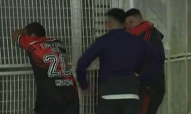 Αργεντινή: Σπαρακτικές εικόνες των φίλων του νεκρού οπαδού της Ρίβερ - Κατέρρευσε η κόρη του