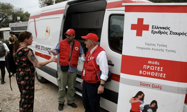 Ενημέρωση από τον Ερυθρό Σταυρό για την αντιμετώπιση υψηλών θερμοκρασιών στην Ακρόπολη (εικόνες)