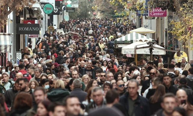 Αργία Αγίου Πνεύματος τη Δευτέρα: Πώς θα λειτουργήσουν σήμερα τα καταστήματα