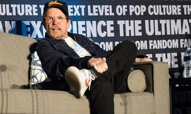 Μάικλ Τζέι Φοξ: Τρόμαξαν οι θαυμαστές του - Έπεσε στην σκηνή της έκθεσης «Back to the Future»