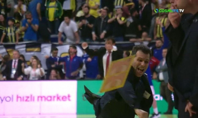 Τουρκία, Φενέρ – Εφές: Πανηγύρισε με γροθιές ο Αταμάν, πέταξε το πινακάκι ο εκνευρισμένος Ιτούδης