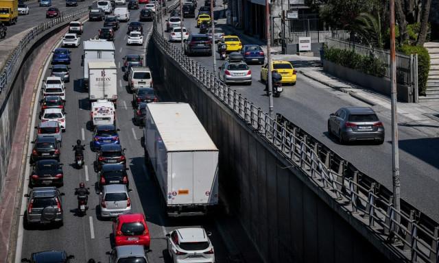 Επιστροφή εκδρομέων: Κυκλοφοριακό χάος στις εθνικές οδούς και στα λιμάνια