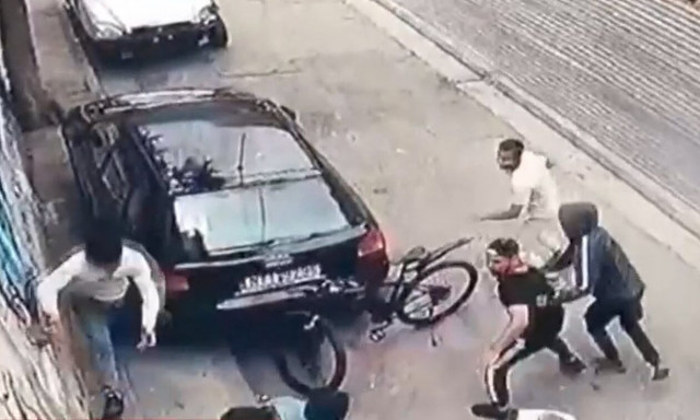 Αθήνα: Συμπλοκή αλλοδαπών σε πολυσύχναστο δρόμο – Κρατούσαν μαχαίρια και σπαθιά