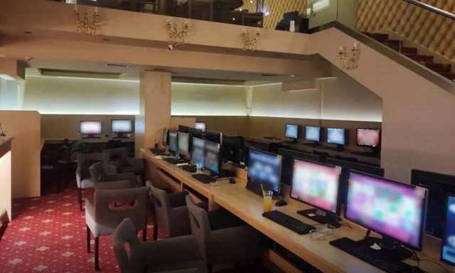 Νέο χτύπημα από την ΕΛ.ΑΣ. στον παράνομο τζόγο: 20 συλλήψεις σε κατάστηματα στην Καλλιθέα