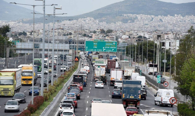 Νέα Χαλκηδόνα: Σύγκρουση ταξί με μηχανή - Μποτιλιάρισμα στον Κηφισό