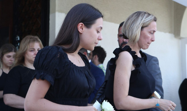 Τελευταίο αντίο στον Γιώργο Γεωργίου - Συντετριμμένες η σύζυγος και η κόρη του