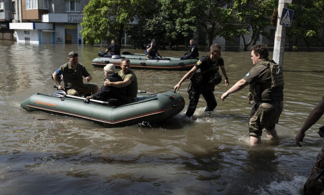 Ουκρανία: Σοκαριστικό βίντεο από βομβαρδισμούς στην πλημμυρισμένη Χερσώνα