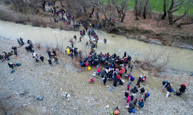 Έβρος: Τούρκοι στρατιωτικοί καλούν τους μετανάστες με μεγάφωνα να επιβιβαστούν στις βάρκες τους