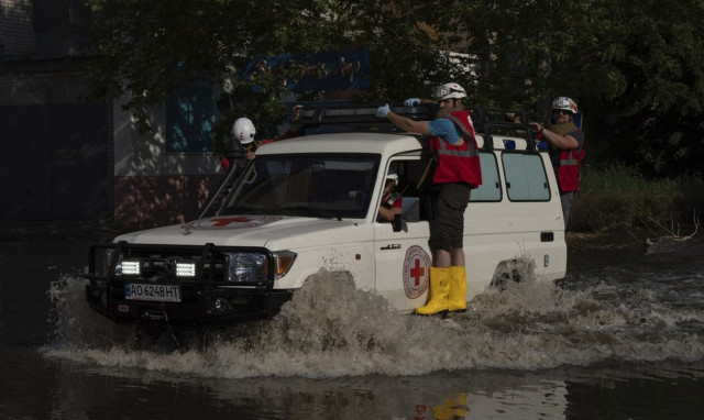 Φράγμα Καχόφκα: Άνθρωποι πέρασαν τη νύχτα σε δέντρα και σκεπές - Φόβος για τους αγνοούμενους
