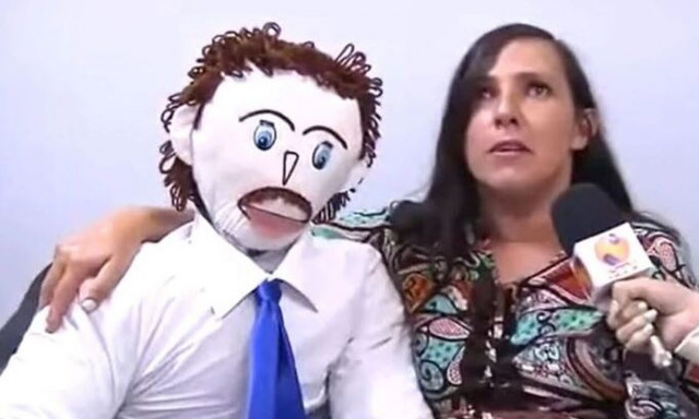 Γυναίκα που παντρεύτηκε κούκλα ισχυρίζεται ότι την απάτησε και τον τιμώρησε