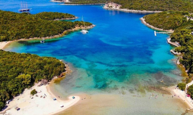 Η εξωτική παραλία με το περίεργο όνομα και το νησάκι που πας με τα πόδια