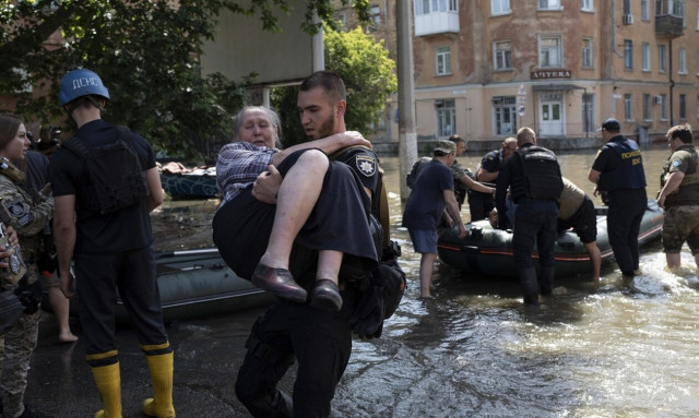 Συγκλονιστικό βίντεο - Συνεργείο του BBC εγκαταλείπει την Χερσώνα ενώ ακούγονται βομβαρδισμοί