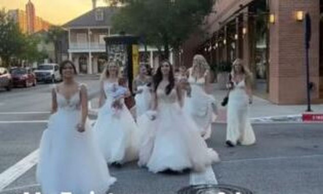 Επτά γυναίκες της ίδιας οικογένειας βγήκαν για δείπνο φορώντας όλες τα νυφικά τους