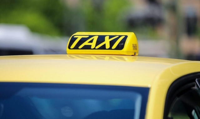 Οδηγός ταξί ξεσπά κατά συναδέλφων του για περιστατικό με τυφλή κοπέλα